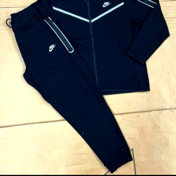 New Men's Nike Tech jogger Sweatsuit Size M - Picture 2 of 2